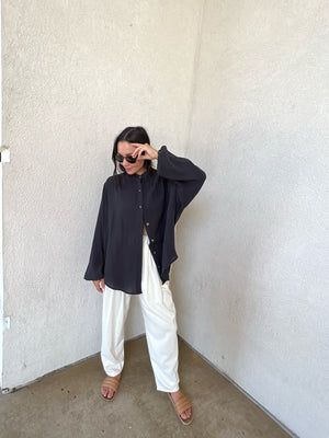 French Women Street Style Casual, Rust Pants Outfit Spring, Tone On Tone Outfits, Black Button Up Outfit, Mother’s Day Outfit, Timeless Summer Outfits, Blouse Outfit Ideas, Black Shirt Outfit, Casual Dinner Outfits