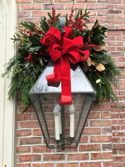 Christmas Mailbox Decorations, Outside Christmas Decorations, Christmas Planters, Christmas Floral Arrangements, Front Porch Christmas Decor Ideas, Porch Christmas Decor Ideas, Porch Christmas Decor, Front Porch Christmas, Christmas Decor Ideas Diy