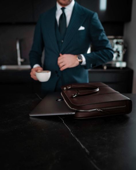 Rich Business Man Aesthetic, Smart Man Aesthetic, Salesman Aesthetic, Businessman Aesthetic, Men In Office, Wealthy Husband, Men Luxury Lifestyle, Business Man Photography, Maclaren Cars