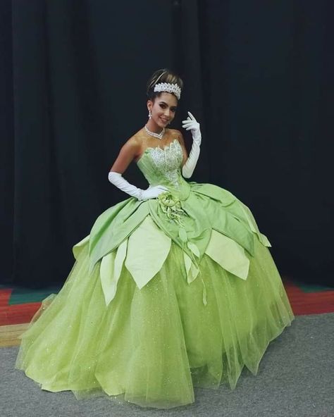 Tiana Themed Quince, Princess And The Frog Quince, Princess Tiana Costume, Princess Tiana Dress, Tiana Wedding, Tiana Costume, Princess Sweet 16, Green Quinceanera Dresses, Sweet 16 Outfits