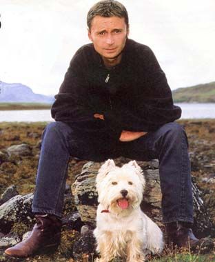 Robert Carlyle as Hamish MacBeth British Movies, Scottish Actors, Robert Carlyle, Westie Dogs, Great Tv Shows, White Terrier, West Highland Terrier, West Highland White Terrier, West Highlands