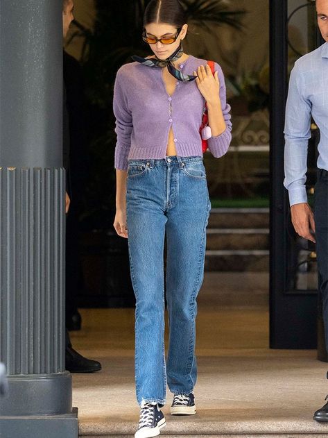 These 5 Kaia Gerber Outfits Show the Power of a Great Pair of Jeans Kaia Gerber Outfits, How To Style A Cardigan, Kaia Gerber Style, Shoe Trend, Jeans Trend, Sneaker Trend, Cooler Style, Jeanne Damas, Purple Outfits