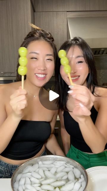 Aylen Park on Instagram: "Tanghulu is such a fun way to eat fruits😂🍇 #tanghulu #fruits #snacks #cooking #mukbang #recipes #chinesesnack #korean #trilingual #spanish #momanddaughter" Tongululu Recipe, Thangulu Recipe, Tangululu Recipe, How To Make Tanghulu, Mukbang Recipes, Tanghulu Recipe, Fruits Snacks, Chinese Snacks, Microwave Recipes