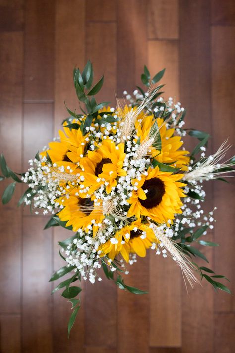 Sunflowers with baby’s breath and dried wheat Sunflower And Wheat Bouquet, Cupple Pictures, Wedding Theme Color Schemes, Fall Barn Wedding, Dried Wheat, Rustic Wedding Bouquet, Prom Flowers, Baby S Breath, Bouquet Arrangements