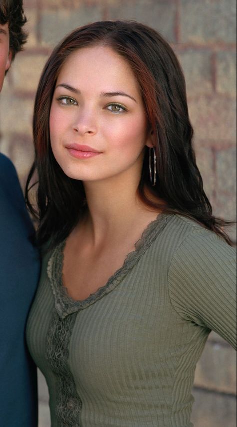 Kristin Kreuk Smallville, Kristen Kreuk, Lana Lang, Headshots Women, Kristin Kreuk, Most Beautiful People, Elle Fanning, Celebrity Makeup, Girl Next Door