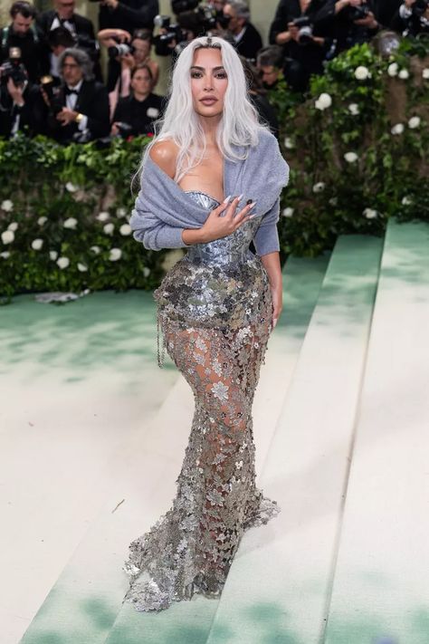 Kim Kardashian Wore a Margiela "Broken Doll" Corset Kim Kardashian Met Gala, Silver Long Dress, Doll Corset, Galliano Dress, Corset Look, Corset Looks, Broken Doll, Event Entertainment, Glamorous Wedding