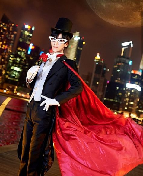 Tuxedo Mask Cosplay, Tuxedo Mask Sailor Moon, Tuxedo Man, Cosplay Poses, Moon Room, Sailor Moon Costume, Moon Costume, Powerpuff Girls Characters, Cosplay Fashion