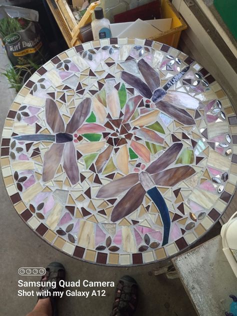 Mosaic Tile Table Patterns, Tiled Table Diy, Mosaic Table Diy, Mosaic Ideas Beginner, Mosaic Table Top Designs, Mosaic Patio Table, Mosaic Tables, Mosaic Art Diy, Mosaic Table Top