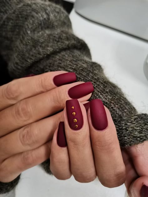 Flat Maroon Nails, Nails Bordeaux Gel, Matte Red Nails, Matte Maroon Nails, Maroon Nails, Cute Gel Nails, Matte Red, Nail Polishes, Simple Lines