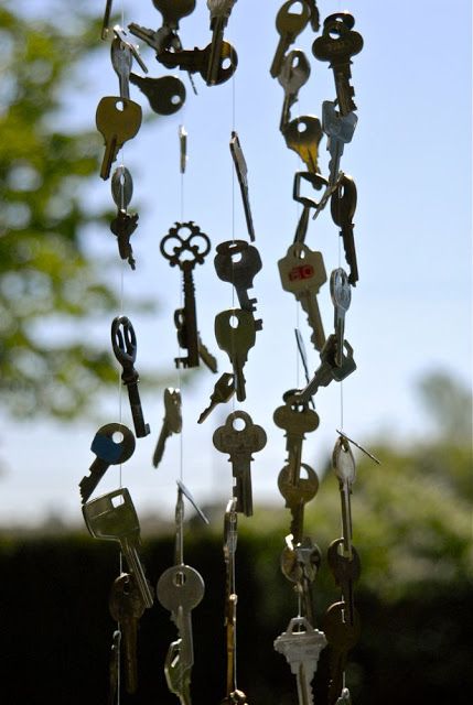 Old Key Crafts, Windchimes Diy, Key Crafts, Unique Wind Chime, Wind Chimes Homemade, Diy Shows, Lost Keys, Old Keys, Diy Wind Chimes