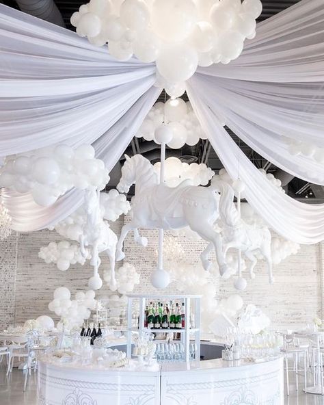 Alex | Balloon Stylist and Coach on Instagram: "One of the most iconic balloon installations we’ve done!!! Can wait for what we’re creating this month @annalacivitadesigns 😁💕 Comment below one word to describe this beauty!" Baby Shower Blanco, Cloud Theme Party, Cloud Baby Shower Theme, Balloon Cloud, Cloud Tutorial, Angel Baby Shower, Gender Reveal Baby Shower Themes, Cloud Party, Baby Gender Reveal Party Decorations