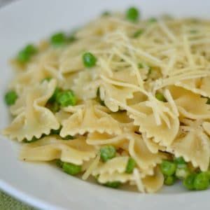 Bow Tie Pasta With Peas, Pasta W Peas, Butter Bowtie Pasta, Browned Butter Pasta, Bowtie Pasta Recipes, Spaghetti Dishes, Pasta Peas, Pasta Recipes Easy Fast, Bow Tie Pasta Recipe