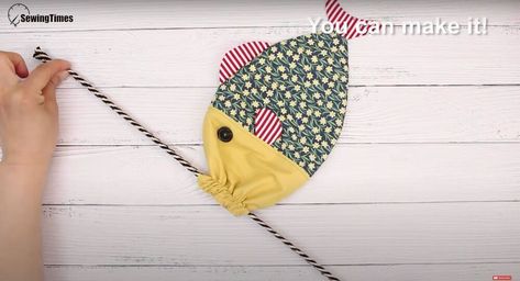 This tutorial will teach you how to sew a drawstring bag in the shape of a fish. It’s practical and adorable - a winning combination! Drawstring Bag Diy, Drawstring Bag Tutorials, Diy Pouch, Plaid Purse, Pouch Diy, Fish In A Bag, Small Sewing Projects, Diy Purse, Fabric Markers