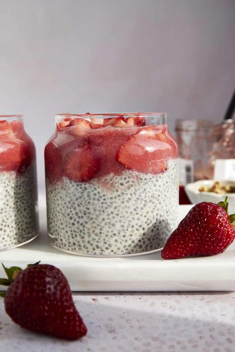 Strawberry Chia Pudding, Chai Pudding, Chia Recipes, Food Dolls, Easy Breakfast Recipe, Yummy Desserts Easy, Chia Seed Recipes, Chia Pudding Recipes, Chia Seed Pudding