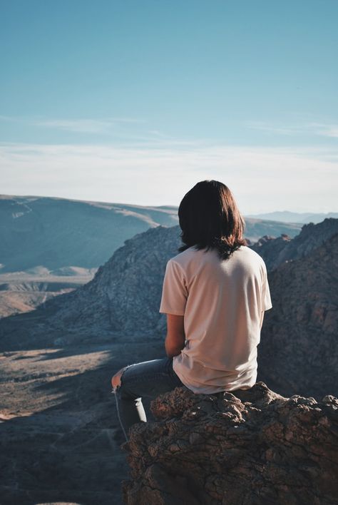 man sitting on rock cliff during daytime photo – Free Nature Image on Unsplash Yoga Names, Yoga Poses For Digestion, Grey Photos, Healthy Yoga, Rock Cliff, Camping Photo, Grey Nature, Yoga Photos, Yoga Music