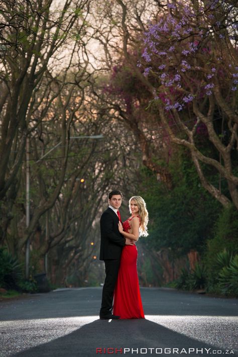 Matric Farewell ideas #photos #matricdance #johannesburg Matrix Farewell Photo Ideas, Matric Fairwell Photo Ideas, Matrick Fairwell Photoshoot, Matric Dance Photo Ideas, Photo Ideas For Matric Farewell, Matric Farewell Photo Ideas, Matriek Farewell Photoshoot Ideas, Rainy Prom Pictures, Matric Farewell Photoshoot Ideas Couple