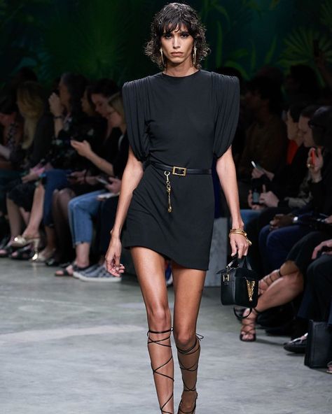 models.c on Instagram: “Mica Arganaraz for Versace Spring/Summer 2020 #micaarganaraz #versace #ss20 #mfw” Black Runway Fashion, Versace 2020, Versace Fashion, Donatella Versace, Looks Black, Alexa Chung, Fashion Show Collection, Fashion 2020, Vogue Paris