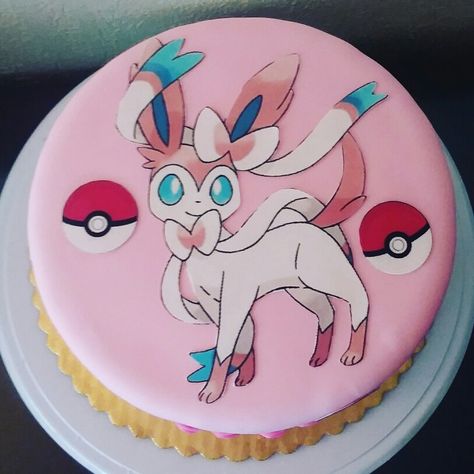 Sylveon Cake, Pink Pokemon, Pokémon Ideas, Pokémon Cake, Pokémon Party, Pokemon Cake, Eevee Evolutions, Cake Inspo, Pokemon Party