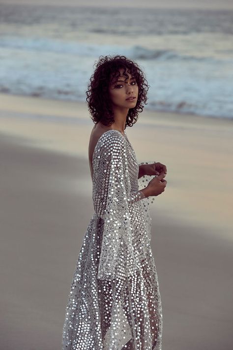 Modern Wedding Dresses for Fashion Focused Brides: ‘Untamed Paradise’ Chosen by One Day | Photography by Non White Wedding Dresses, One Day Bridal, Wedding Dresses High Low, Boho Chique, High Low Gown, Wedding Dress Sequin, Alternative Wedding Dresses, Outfit Wedding, White Bride