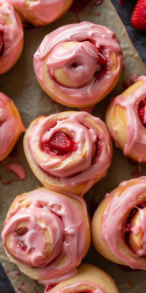 Strawberry Cinnamon Rolls - Chasety Mixed Berry Cinnamon Rolls, Cute Pastry Recipes, Cinnamon Rolls Strawberry, Different Cinnamon Roll Flavors, What To Bake With Friends, Pink Dessert Ideas, Strawberry Pastries, Strawberry Baking, Strawberry Rolls