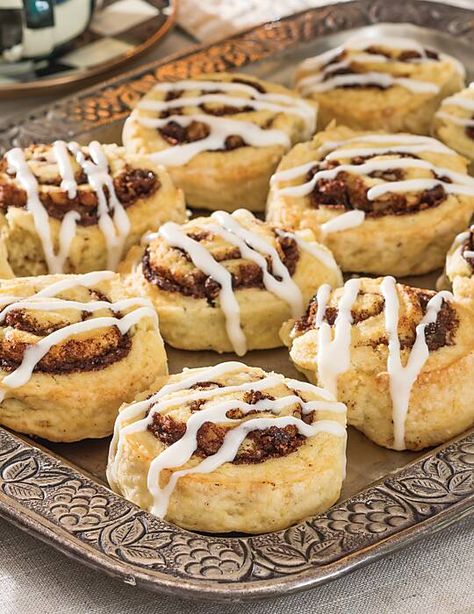 Cinnamon Roll Scones, Best Biscuit Recipe, Cinnamon Roll Icing, Cinnamon Roll Bread, Tea Sandwiches Recipes, Cinnamon Scones, Tea Time Food, Savory Scones, Pastry Blender