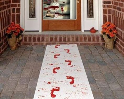 Halloween DIY Projects Roundup Halloween Home Decor Outdoor Diy, Diy Halloween Decorations Gore, Halloween Party Room Themes, Halloween Floor Decorations, Easy Halloween Party Ideas Decoration, Simple Halloween Yard Decor, Horror Themed Halloween Party, Halloween Cemetary Decorations, Decorating For Halloween Party