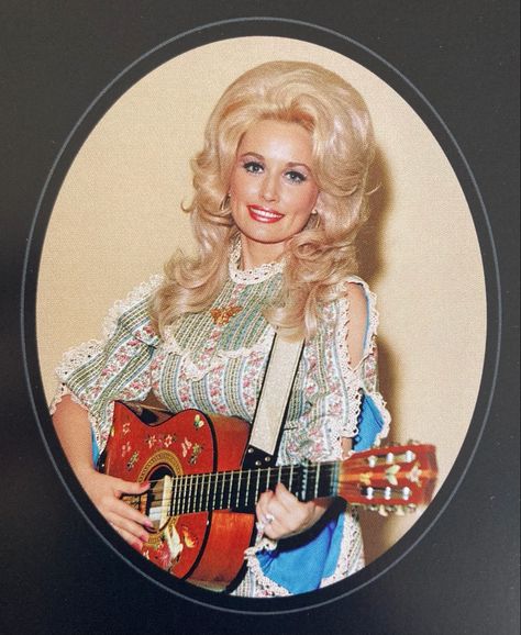 Dolly Parton Pictures, Hello Dolly, Dolly Parton, Country Singers, Spirit Animal, Wall Collage, So Pretty, Style Icons, Beautiful People