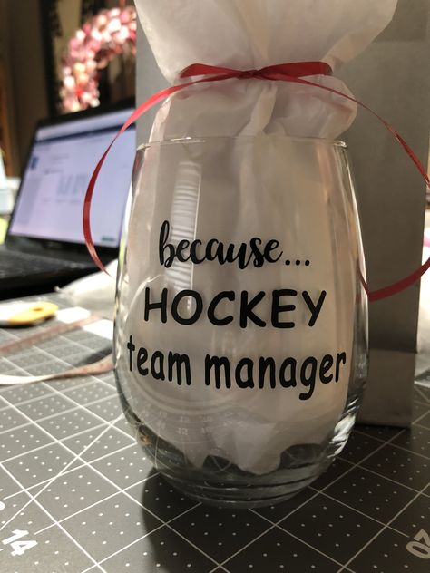 Hockey Team manager gift Hockey Coach Gift Ideas Diy, Hockey Coach Christmas Gift Ideas, Coach Gift Hockey, Team Manager Gift Ideas, Hockey Manager Gift Ideas, Hockey Gift Bags For Tournament, Hockey Coach Gift Ideas, Hockey Team Gift Ideas, Coach Christmas Gifts