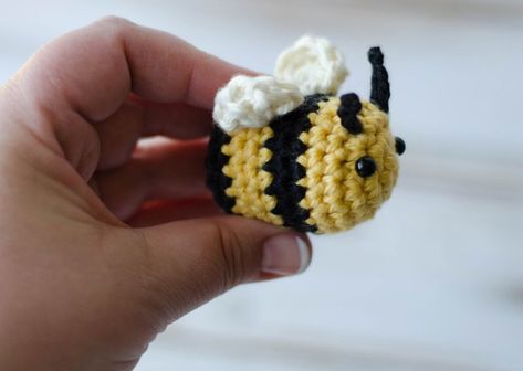 How to crochet a bee. #crochetbee #crochetbumblebee #crochetamigurumi Crochet Mini Bee Free Pattern, Tiny Bee Crochet Pattern, Crochet Mini Bee Pattern, Amigurumi Bumble Bee, Crochet Plush Bee Pattern Free, Bee Toys, Popular Crochet, 4mm Crochet Hook, Crochet Bee