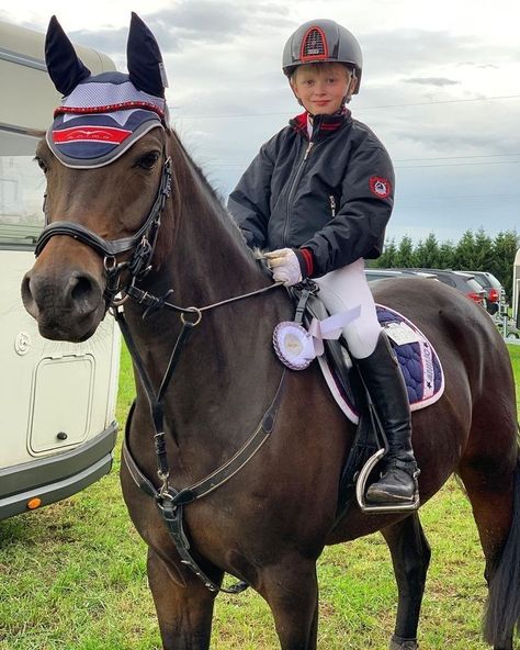 Kids Riding Horses, Aesthetic Horse Riding, Kids Horse Riding, Horse Riding School, Horse Riding Outfit, Reining Horses, Equestrian Aesthetic, Beautiful Horse Pictures, Hobbies For Kids