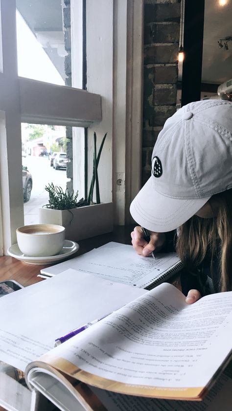 girl study hat College Diploma Aesthetic, Aesthetic Girl Studying, Ib Diploma Aesthetic, Girl Studying Aesthetic, Diploma Aesthetic, Studying Girl, Study Organization, Study Pictures, Studying Life