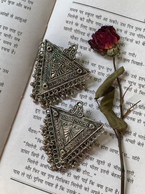 Jhumkey Aesthetic, Jhumka Story Ideas, Diy Indian Earrings, Photo Poses With Jhumka, Jhumka Aesthetic Photography, Indian Jhumka Aesthetic, Jhumka Asthetic Picture, Capsule Wardrobe Jewelry, Lotus Flower Ring