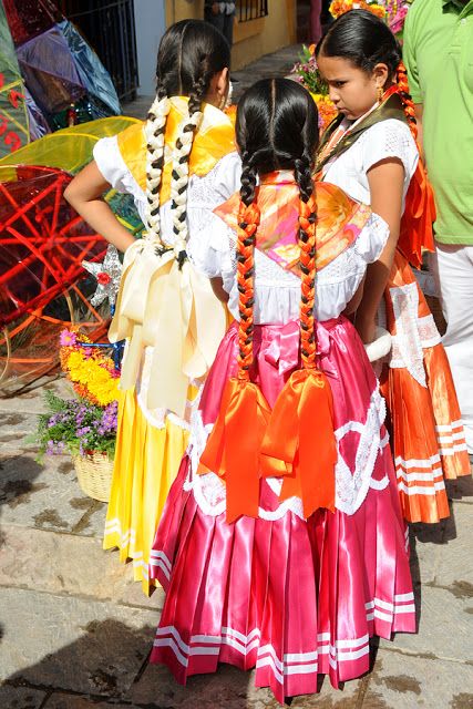 Oaxaca Braids, Mexican Fashion Traditional, Oaxaca Dress, Folklorico Dresses, Mexico People, Mexican Hairstyles, Mexican People, Latina Aesthetic, Traditional Mexican Dress