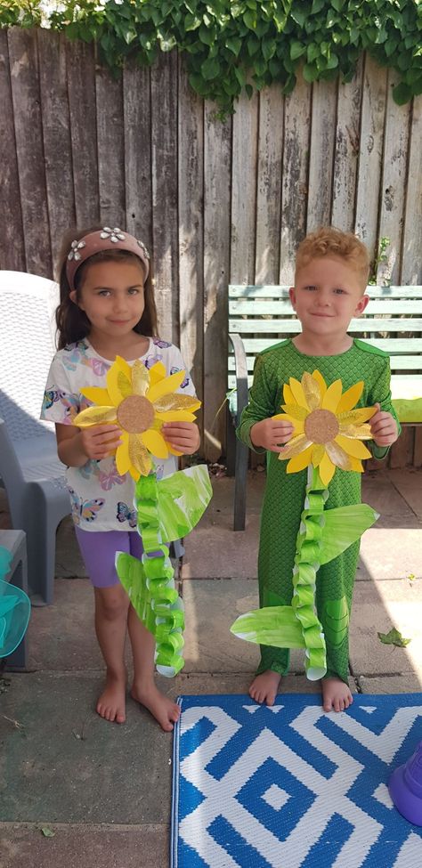 Pre K Sunflower Craft, Sunflower Activities For Kids, Sunflower Activities For Preschool, Sunflower Preschool, Sunflower Activities, Farmer Craft, Library Garden, Dramatic Play Activities, Sunflower Theme