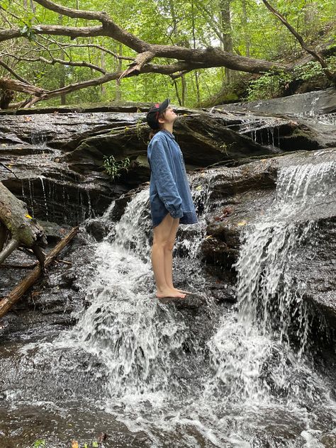 Waterfall Photoshoot Outfit Ideas, Waterfall Selfie Ideas, Outfits For Waterfalls, Waterfall Photo Ideas, Waterfall Outfit Ideas, Poses Near Waterfall, Waterfall Outfit, Waterfall Poses, Waterfall Picture Ideas