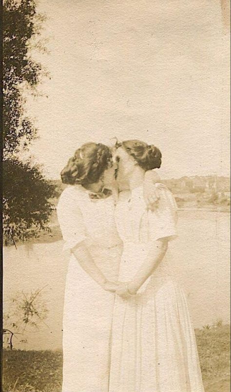 Old Queer Art, Two Woman Kiss, Historical Lesbians, Cottagecore Lesbian Aesthetic, 1910s Women, Vintage Queer, Plain Girl, Vintage Lesbian, Woman Loving Woman