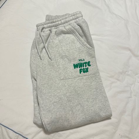 White Fox Offstage Sweatpants Glacier Grey Nwot, Perfect Conditiom Whitefox Boutique Tracksuit, White Fox Sweatshirt, White Fox Pants, White Fox Clothes, White Fox Sweatpants, White Fox Tops, Lazy Sweatpants Outfit, White Fox Outfits, Cute Sweat Pants