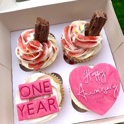 #anniversary #cupcakes Small Cake For Anniversary, 1 Year Anniversary Cupcakes, Cupcake For Boyfriend, Cupcakes For Anniversary Love, Happy Anniversary Cupcakes, Anniversary Food, Birthday Cake For Boyfriend, Anniversary Cupcakes, Cake For Boyfriend