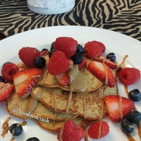 Almond Butter Banana Pancakes These can be on the breakfast table within minutes, and 100 percent NATURAL ingredients. Instructions for 1 serving (4 med Smashed Banana, Butter Pancakes, Clean Breakfast, Quick Diet, Pancake Recipes, Clean Eating Breakfast, Clean Food Crush, Food Crush, Pancakes Healthy