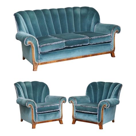 We are delighted to offer this exquisite circa 1920s Art Deco fluted back walnut framed three piece suite with teal blue velour upholstery. A very good looking and well made suite, I purchased this with a view to reupholstering it in either leather or Mulberry silk velvet fabric however the teal blue velour is just about as fine English Country House as you could wish for, it has aged exquisitely and has a lovely look and feel. The frames are walnut and have lovely carved detailing to the pillar Teal Blue Velvet Sofa, Art Deco Couches, 1920s House Interior Design, Art Deco Living Room 1920s, Art Deco Furniture 1920s, Art Deco Interior 1920s, Art Deco Couch, 1930s Living Room, Teal Art Deco