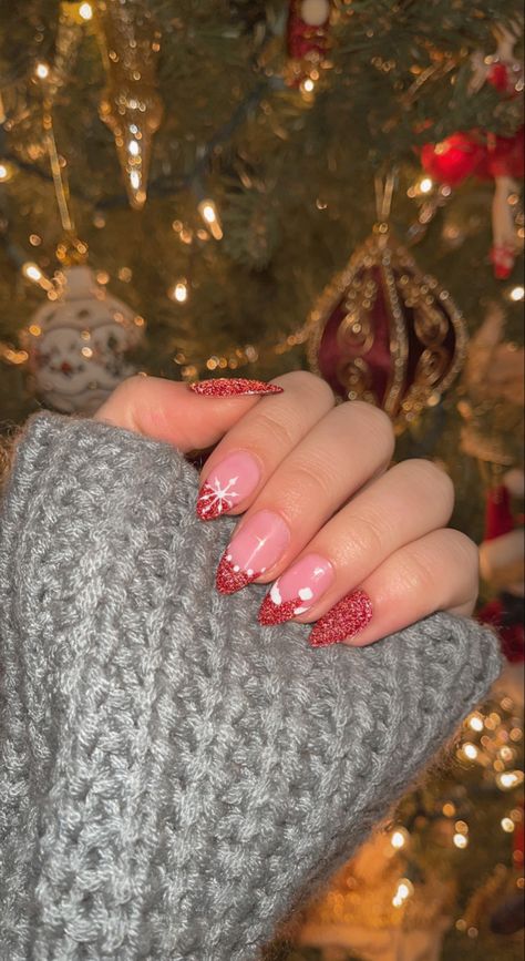 Christmas Nails Sparkly Red, Glitter Nails For Christmas, Reflective Glitter Nails, Nail Designs With Glitter, Cute Christmas Nail Designs, Nail Designs Ideas, Cute Christmas Nails, Nail Designs Glitter, Christmas Nail Designs