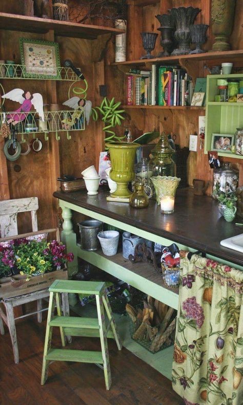 potting shed Shed Inspiration, Garden Shed Interiors, Dekorasi Bohemia, Shed Decor, Shed Interior, Potting Sheds, Potting Bench, She Sheds, Diy Shed