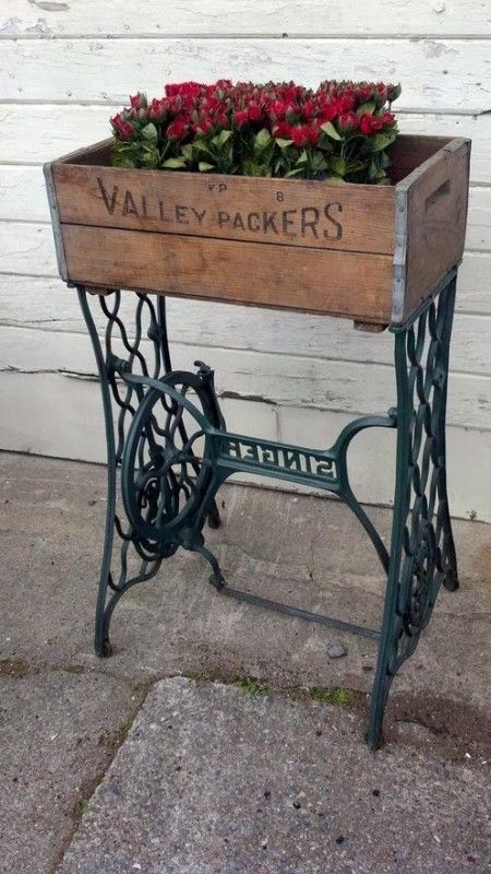 Old Sewing Machine Table, Sewing Table Repurpose, Old Sewing Machine, Sewing Machine Tables, Sewing Machine Table, Diy Vintage Decor, Antique Sewing Table, Old Sewing Machines, Vintage Garden Decor