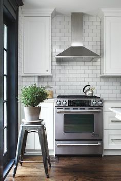 stainless steel range hood with white subway tile backsplash White Subway Tile Kitchen, Metro White, Bistro Kitchen, Casa Cook, White Subway Tile Backsplash, Subway Tile Kitchen, White Subway Tiles, Classic Kitchen, White Subway Tile