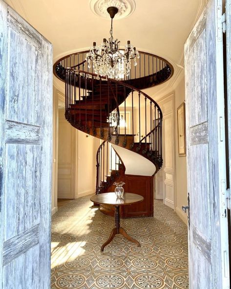 Stairway Art Ideas Wall Decor, French Country Staircase, Country Staircase, French Staircase, Pool Changing Rooms, Stairway Art, Stair Railing Makeover, Vintage French Furniture, Country Home Magazine