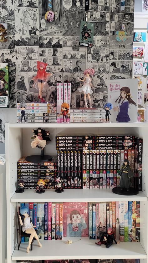 Manga Collection Shelf Aesthetic, Aesthetic Manga Shelves, Anime Collection Display, Anime Office Decor, Anime Shelf Aesthetic, Bedroom Inspo Anime, Manga Organization Ideas, Manga Bookshelf Ideas, Anime Inspired Room