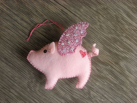 photo Pig Crafts, Felt Embroidery, Felt Christmas Tree, Flying Pig, Felt Patterns, Felt Decorations, Creation Couture, Felt Christmas Ornaments, Wool Crafts