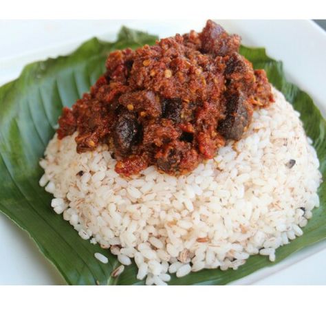 Ofada rice...delicious ! www.sisiyemmie.com Ofada Rice Nigerian Food, African Delicacies, Nigerian Rice, African Bites, Ofada Rice, African Meals, Nigerian Dishes, Nigeria Food, African Foods