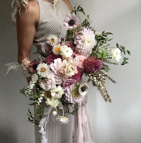 via @splendorofeden Modern Bridal Bouquets, Winter Bridal Bouquets, Floral Wedding Inspiration, Bouquet Bride, Bridal Bouquet Fall, Festival Bride, Bouquet Inspiration, Winter Bouquet, Spring Wedding Colors