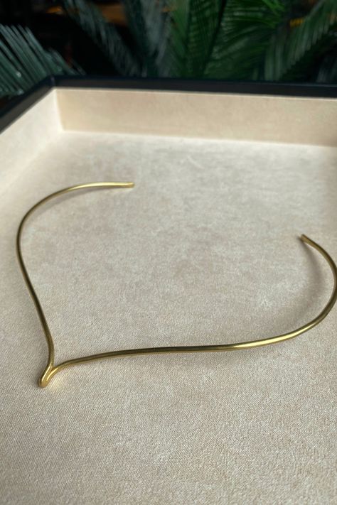 This classic brass necklace lays elegantly upon the collar, featuring a wishbone style focal point. 'Ola' meaning wave in Spanish, illustrates how this simple collar necklace mimics the soft, undulating rhythm of disturbed water. It offers an understated sophistication. Sister style in the Ola Collection. #Beauty #Simplicity #and #the #Exploring #StatementJewelry #Minimalist #Jewelry #of #Art #Elegance #Embracing #Accessories Waves Necklace, Brass Jewellery, Wave Jewelry, Elegant Jewellery, Wave Necklace, Metalsmithing Jewelry, Closet Accessories, Jewelry Accessories Ideas, Wire Necklace